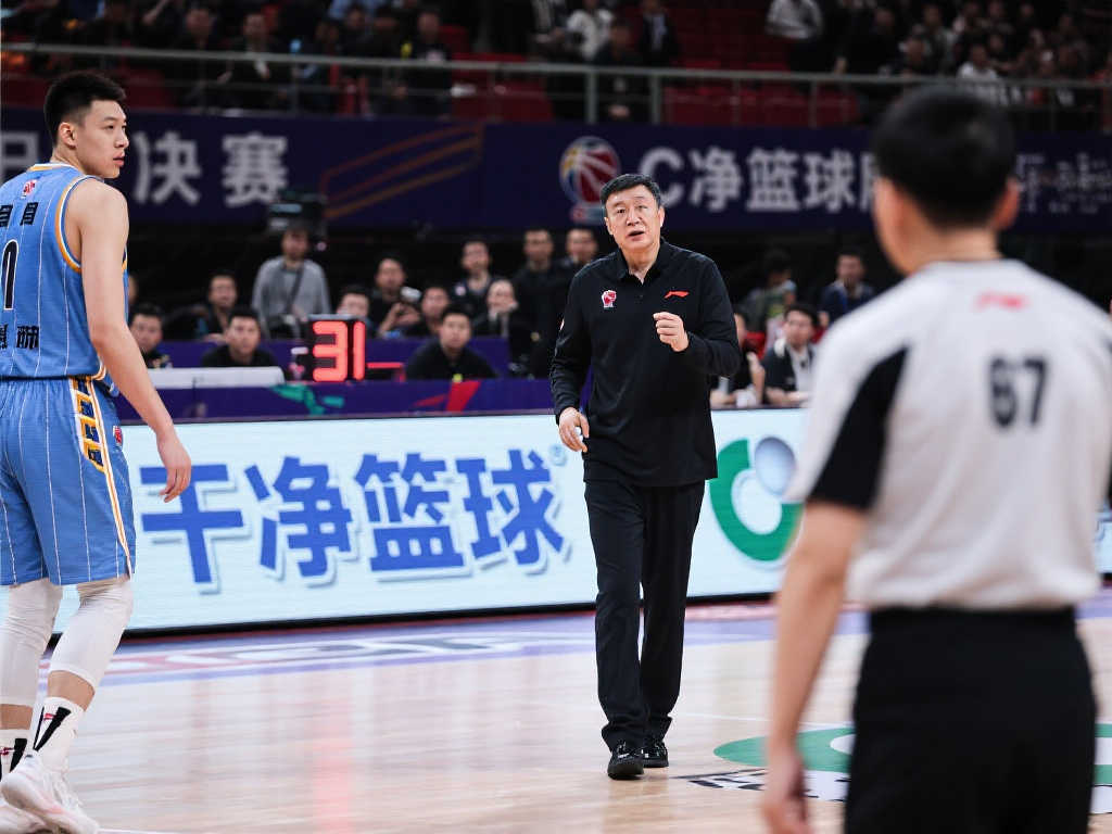 练李铁在接
